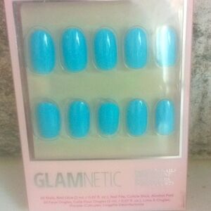 Static Nails pop on. New in box. Never opened.